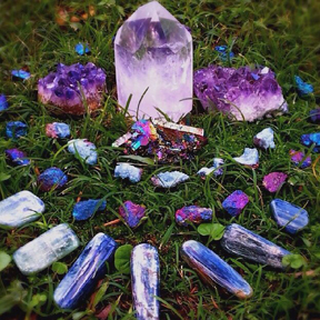 7 Easy Magical Ways to Use Crystals in your life Crystals-gemstones-magic