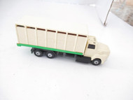 HO TRAINS - WHITE / GREEN DELIVERY TRUCK - LN - H8