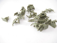 HO TRAINS - MILITARY FIGURES - GREEN- OLDER STYLES - NEW- HB2