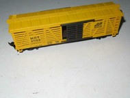 HO TRAINS- VINTAGE MKT STOCK CAR - LATCH COUPLERS -EXC.- S31LL