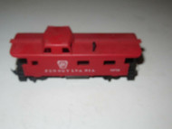 HO TRAINS - PENNSYLVANIA RED CABOOSE- LATCH COUPLERS - W80