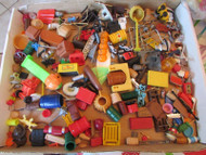 LOOSE PLASTIC ACTION FIGURE PARTS & PLAYSET SCENERY SOLD FOR PARTS L7