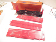 LIONEL POST-WAR 6470 EXPLODING BOXCAR W/PIN -NEW BUT DAMAGED - 0/027- BOXED -