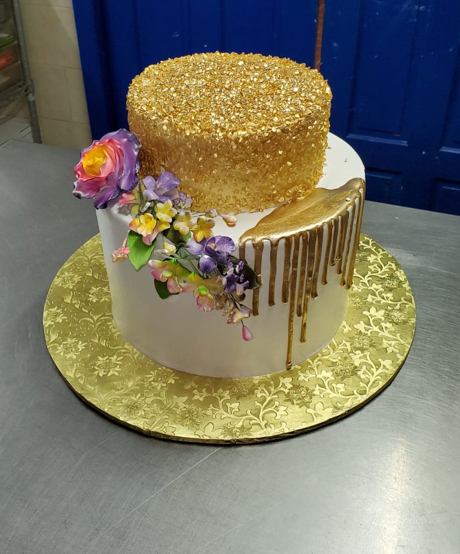 Kaybee Bakers - Chocolate Drip Royal Icing Cake 😍 | Facebook