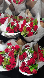 Valentines Day Roses 12 Stem Bouquet 50 cm | Fairdinks