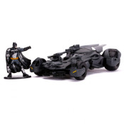 Batman  - Justice League - Batmobile with Figure (1:32)