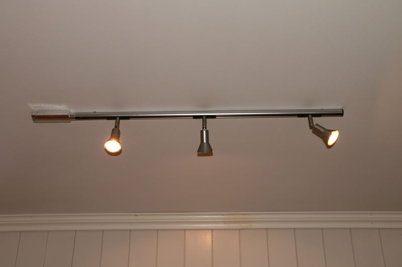 Global track outlet lighting fixtures