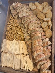 Assorted Sliced Baguette and cracker platter (per person)