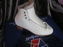 The distinctive 91 Flair is freshly designed for firm support with less weight. Leather sole, heel and tongue reinforcement. The nickel stud, three-hook lacing pattern with the lace bar enhance flexibility with the needed stability. Low profile cushioned backstay collar, Dri-Lex® lining and fore-foot EVA foam padding create a comfortable fit.