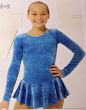 Born to Skate printed glitter velvet dress, long sleeves.
Hair tie included
Fabric:

90% polyester, 10% elastane