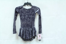 Mondor Model 2767 Girls Skating Dress

Description:

Glitter velvet dress, long sleeves
Little design at back
Hair tie included
Fabric:

90% polyester, 10% elastane