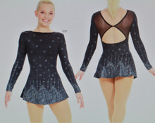 Glitter dress, Mesh back neckline, Butterfly closure, Flat skirt, Matching hair tie included
Fabric: 80% nylon, 20% elastane
Mesh: 80% polyester, 20% elastane 
