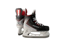 It feels good to fly. The VAPOR FLY30 was created with two things in mind: comfort and performance. From
the moment you slip your feet in, you’ll never want to take them off. With comfort padding in the ankles and a
forgiving and flexible boot — long days on the ice with friends will be even more enjoyable.

key features
NHL-Caliber Holder
The LIGHTSPEED EDGE holder is a favorite among NHL players and features a quick-release trigger to swap
out your steel.
Pro-Style Tongue
A classic felt tongue design lets you experience pro-level feel and comfort on the ice.
Lightweight Construction
Light and flexible materials in the boot provide structure and support through every stride.
Full Tech List:
Quarter Package: DIGI COMP
Facing: Standard
Tongue: Pro-stock 40-oz. felt tongue with liner
Outsole: DIGI COMP
Toe Cap: Standard
Steel: LIGHTSPEED+
Blade Holder: TUUK LIGHTSPEED EDGE