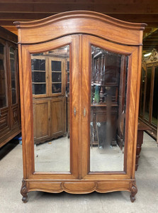 An Antique French Walnut Domed Top Mirrored Armoire - D096