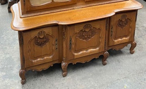 An Antique French Louis XV Style Oak Buffet - D077