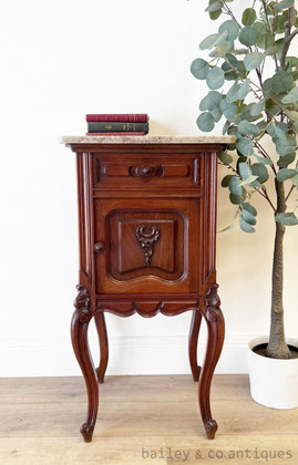 An Antique French Louis XV Style Walnut Bedside Cabinet - G072