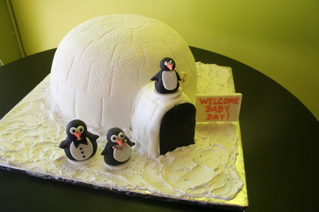 Fondant covered cake. Handcrafted fondant penguins, daddy, mommy, baby, so cute!
Servings: 40