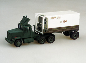 M915 Tractor Truck with MILVAN Trident 90043 Plastic 1/87 Scale Kit