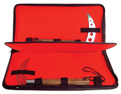 Strong vinyl zippered case with red felt lining. Three velcro straps and elastic blade holder.19" long. A sleek kama case with nylon strap and zipper closure. This kama case features a lined Inner compartment with shock-absorbing red felt. It also features a separating panel to prevent your weapons from chipping each other. This kama case comes with three adjustable Velcro straps to secure your handles, plus an additional elastic strap holds your kama blades in place. 10" x 19" when closed.