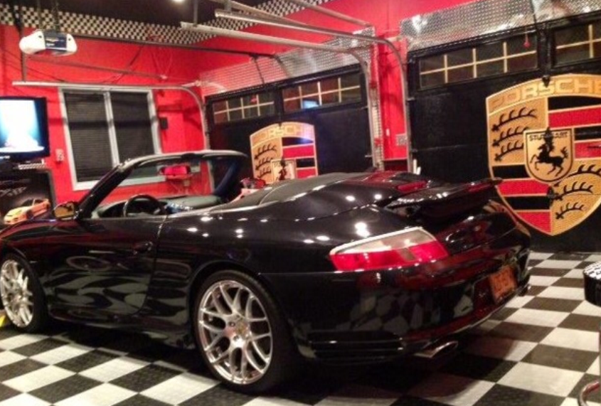 Porsche Garage using aluminum checker plate