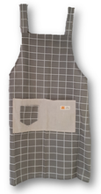 plain patterned apron with pocket