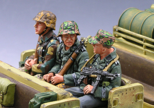 WS053 Sitting Sergeant & 2 Rifleman by King & Country (RETIRED