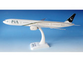 HG4425GR | Hogan Wings 1:200 | Boeing 777-300ER PIA Pakistan International AP-BID (2010 colours)