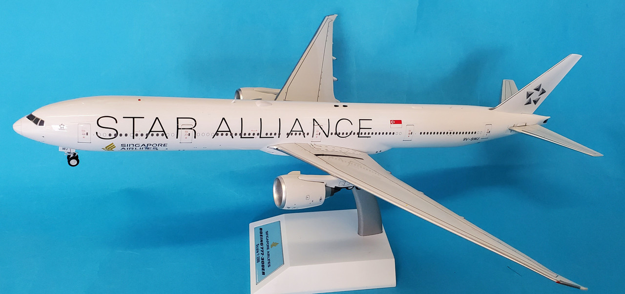 WB7773013 | Blue Box 1:200 | Boeing 777-300ER Singapore Star