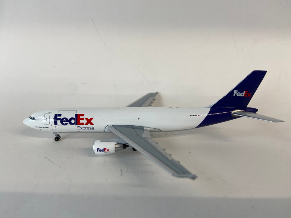 Flight Miniatures Fedex Boeing 757 Desk Top Federal Express 1/200 Model Airplane