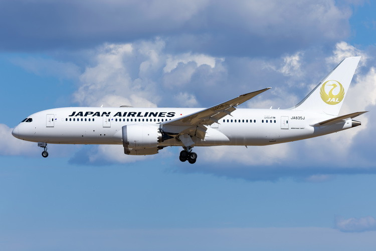 PH04438 | Phoenix 1:400 | Boeing 787-8 JAL Gold JA835J