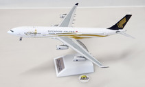 B-343-SJE | Blue Box 1:200 | Airbus A340-300 Singapore Airlines 9V-SJE (with stand)
