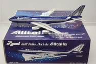 B-BACI-MF | Blue Box 1:200 | Boeing 747-243BM Alitalia BACI I-DEMF (with stand)