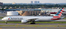AV4215 | Aviation 400 1:400 | Boeing 777-323ER American Airlines N736AT detachable gear | is due: December 2023