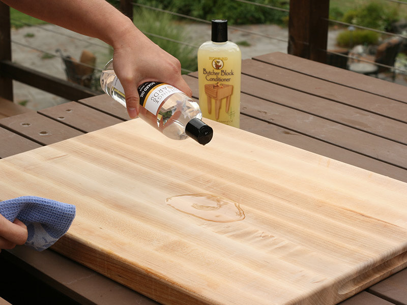 Putting oil on cutting board
