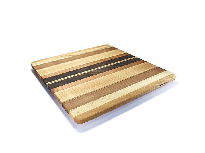 Coved edge adds raised appearance to pizza board