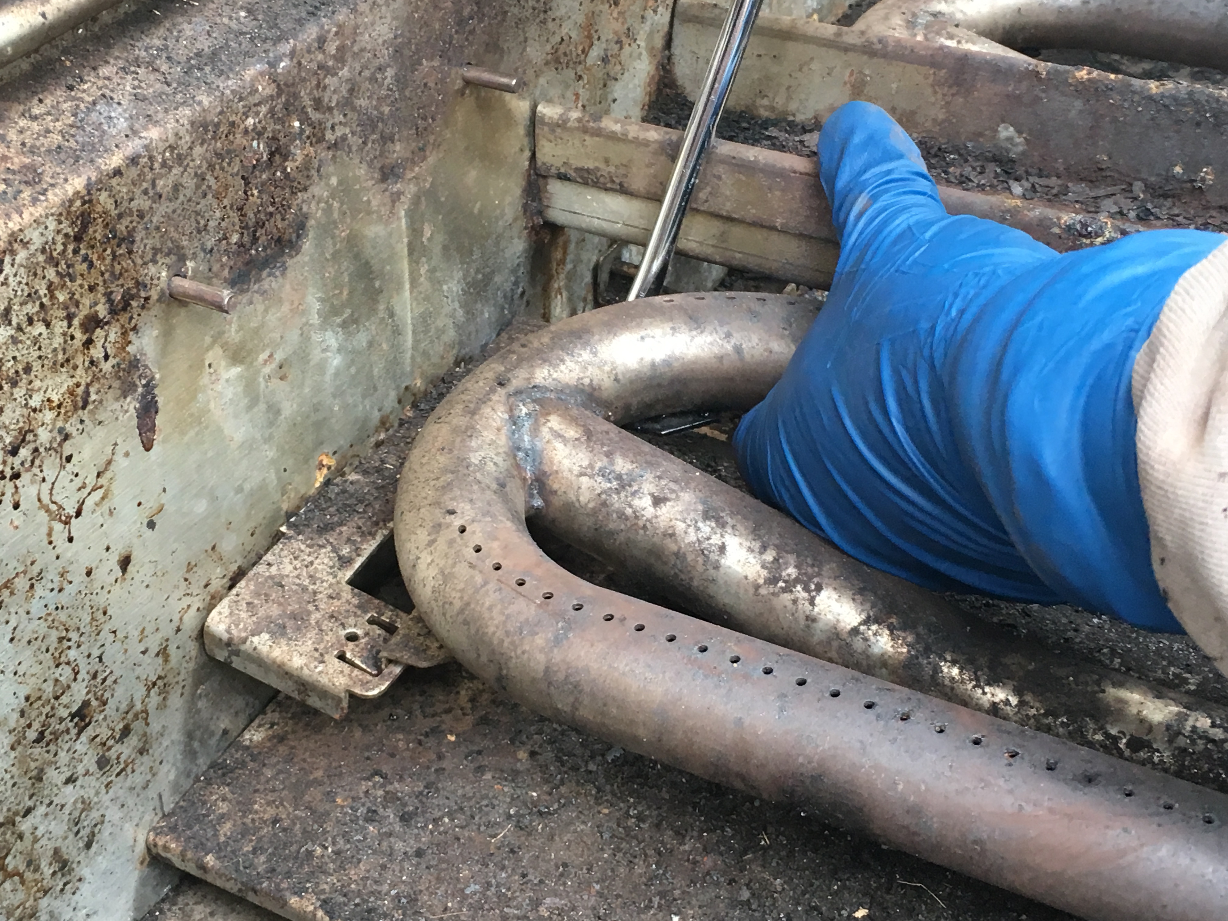 Cleaning and Replacing Burners, Ceramic Rod Trays and Igniters on a DCS