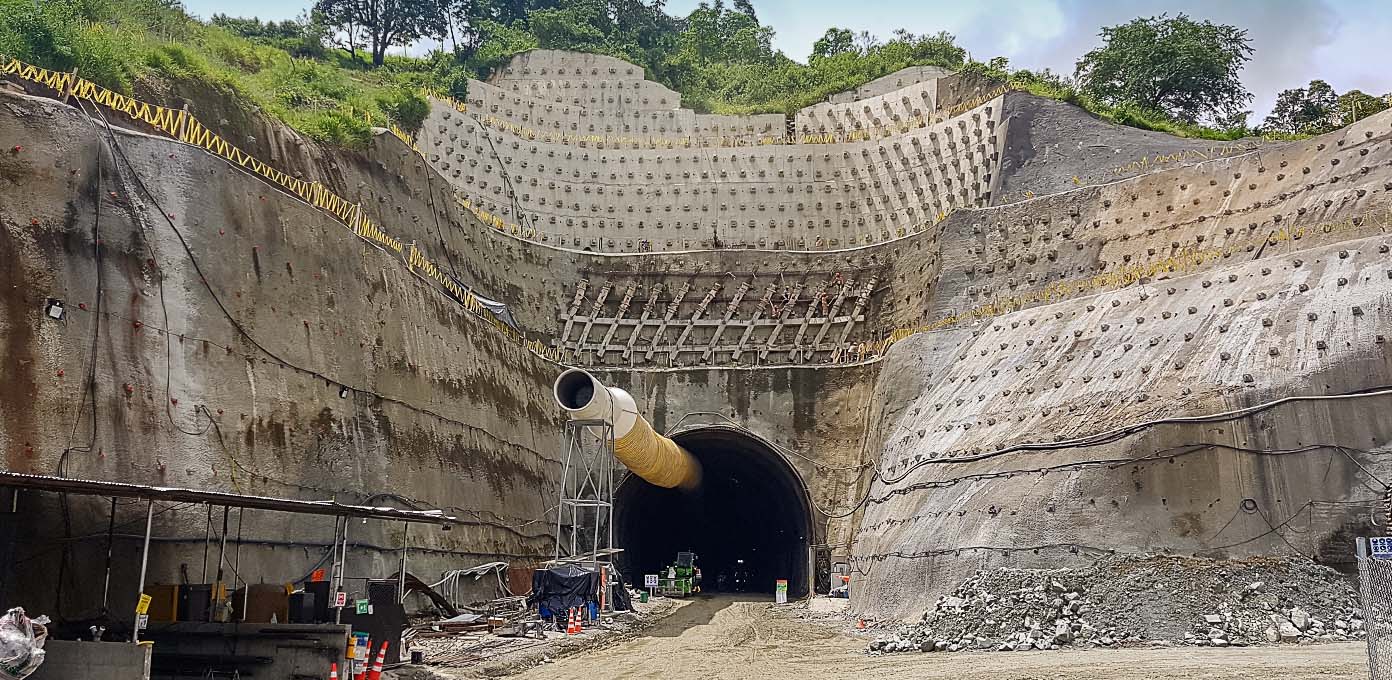 Photo of the Tesalia Tunnel entrance portal.