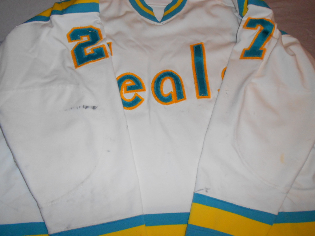 Gilles Meloche Signed California Golden Seals Jersey (JSA COA) 1970 Dr –  Super Sports Center