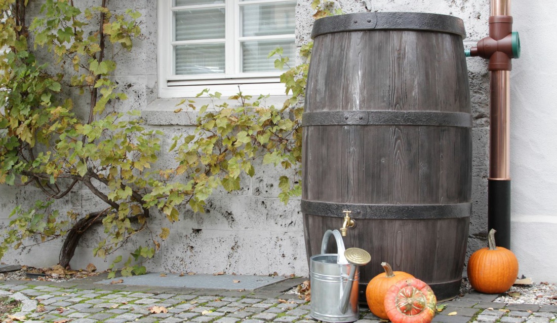 Burgundy Water Barrel holds 500L
