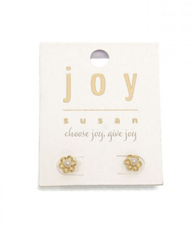 daisy with pearl earrings