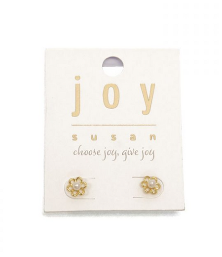 daisy with pearl earrings