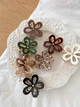 daisy pearl mini hair clip (assorted)