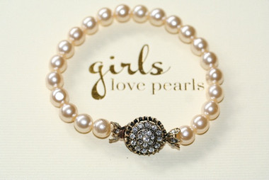 Jemma vintage detailed clasp on pearl bracelet 2