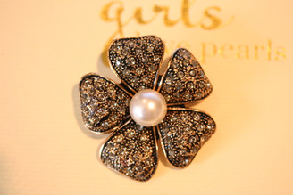 Gorgeous Pearl brooch in a vintage gold style setting, 