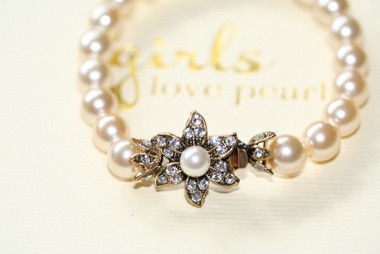 Vintage inspired pearl bracelet with flower clasp detail