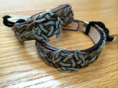Cowboy Collectible products are still handmade in Montana. 

For a different twist, try our double braid bracelets. Featuring a stainless steel magnetic clasp for easy attachment, these bracelets are made of two braids of twisted horse hair. 

Gift boxed.

Available in Medium - 8”  or Large - 9”
