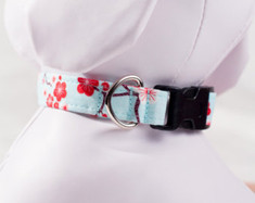 Chaerry Blossom Blue Chasin' Tail Collar

Chasin' Tail Doggie Designs are special handmade creations.  Each piece is made by hand, with care, in Boring Oregon.

Chasin' Tail collars are adjustable and available in 5 sizes.

Collars are made from a washable fabric.  Gently wash and hang to dry.  Chasin' Tail dog collars can be ironed with a cool iron to remove wrinkles if they should appear.

Chasin' Tail collars come in the following "Neck Size Range"

XS fits a 7" - 11" neck

SM fits a 10" - 15" neck

Med fits a 12" - 19" neck

LG fits a 15" - 24" neck

XL fits a 17" - 29" neck

 

Chasin' Tail also offers matching handmade leashes and cute collar accessories like Bow Ties and Flowers.  Look for them to order and complete your pet's special look.