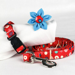 Swirls & Dots Chasin' Tail Leash

Chasin' Tail Doggie Designs are special handmade creations.  Each piece is made by hand, with care, in Boring Oregon.

Chasin' Tail handcrafted leashes are 5 feet in lenght available in 3 widths.  They feature a durable swivel hook.

Leashes are made from a washable fabric.  Gently wash and hang to dry.  Chasin' Tail dog leashes can be ironed with a cool iron to remove wrinkles if they should appear.

Chasin' Tail leashes come in the following widths.


SM 5/8" wide

Med 3/4" wide

LG  1" wide

Chasin' Tail also offers matching handmade collars and cute collar accessories like Bow Ties and Flowers.  Look for them to order and complete your pet's special look.
