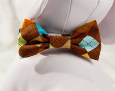 Chasin' Tail Doggie Designs are special handmade creations.  Each piece is made by hand, with care, in Boring Oregon.

Chasin' Tail Bow Ties are fun and attractive collar accesories.  These Bow Ties are available in 3 sizes and attached to your Chasin' Tail collar or any other collar with hook and loop attachments.

Bow Ties are made from a washable fabric.  Gently wash and hang to dry.  Chasin' Tail dog collar Bow Tie accessories can be ironed with a cool iron to remove wrinkles if they should appear.

Chasin' Tail Bow Ties come in the following sizes,

SM - measures 4" in length

Med - measures 5" in length

LG - measures 6" in length


Chasin' Tail also offers matching handmade leashes, collars, and other accessories like fun Flowers to dress up any collar.  Look for them to order and complete your pet's special look.