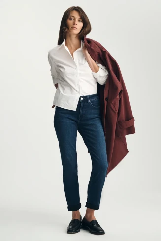 Front view of Mavi Kathleen slim boyfriend jean in ink brushed feather blue showing mid-rise waist and classic wash